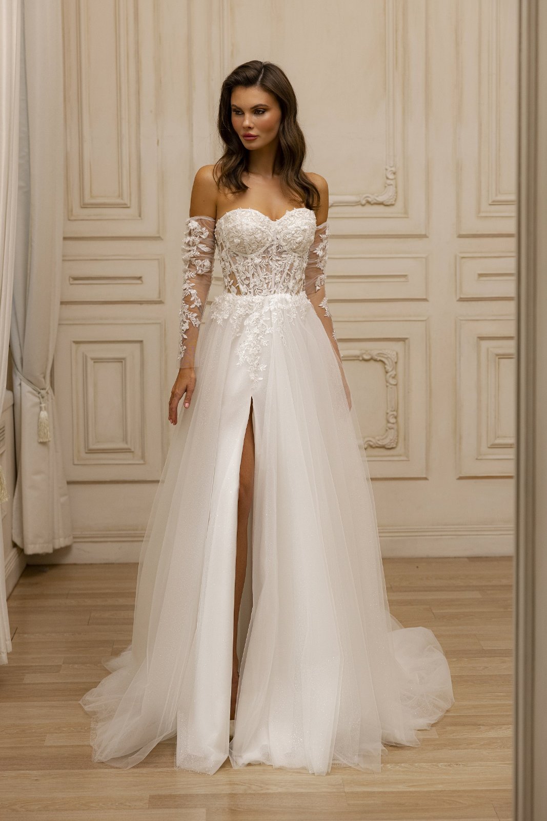 Στράπλες νυφικό με μανίκια και σκίσιμο