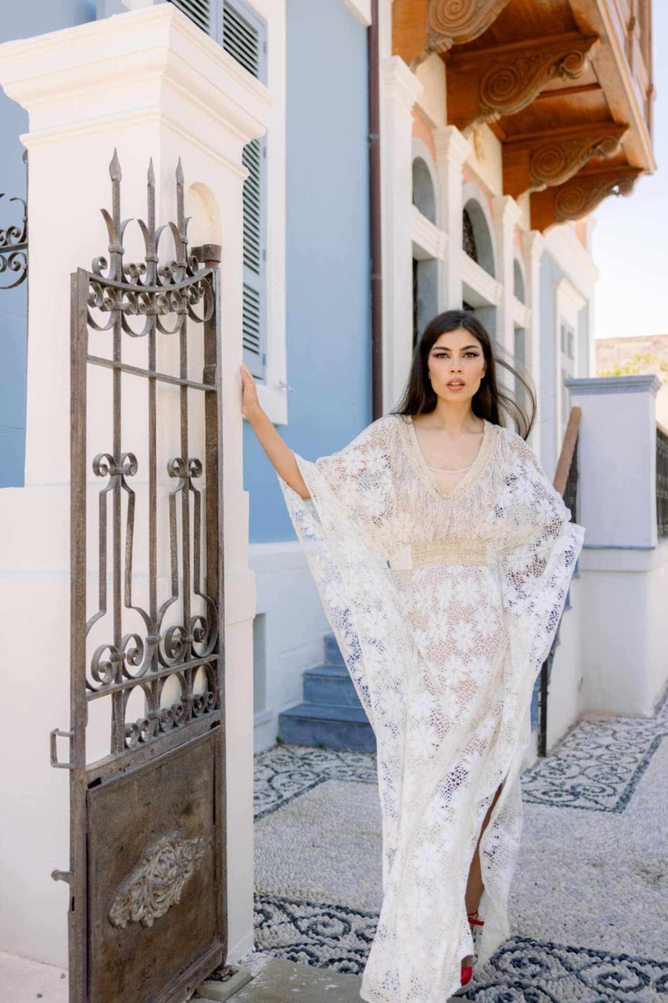 Δαντελένιο καφτάνι με χρυσή ζώνη