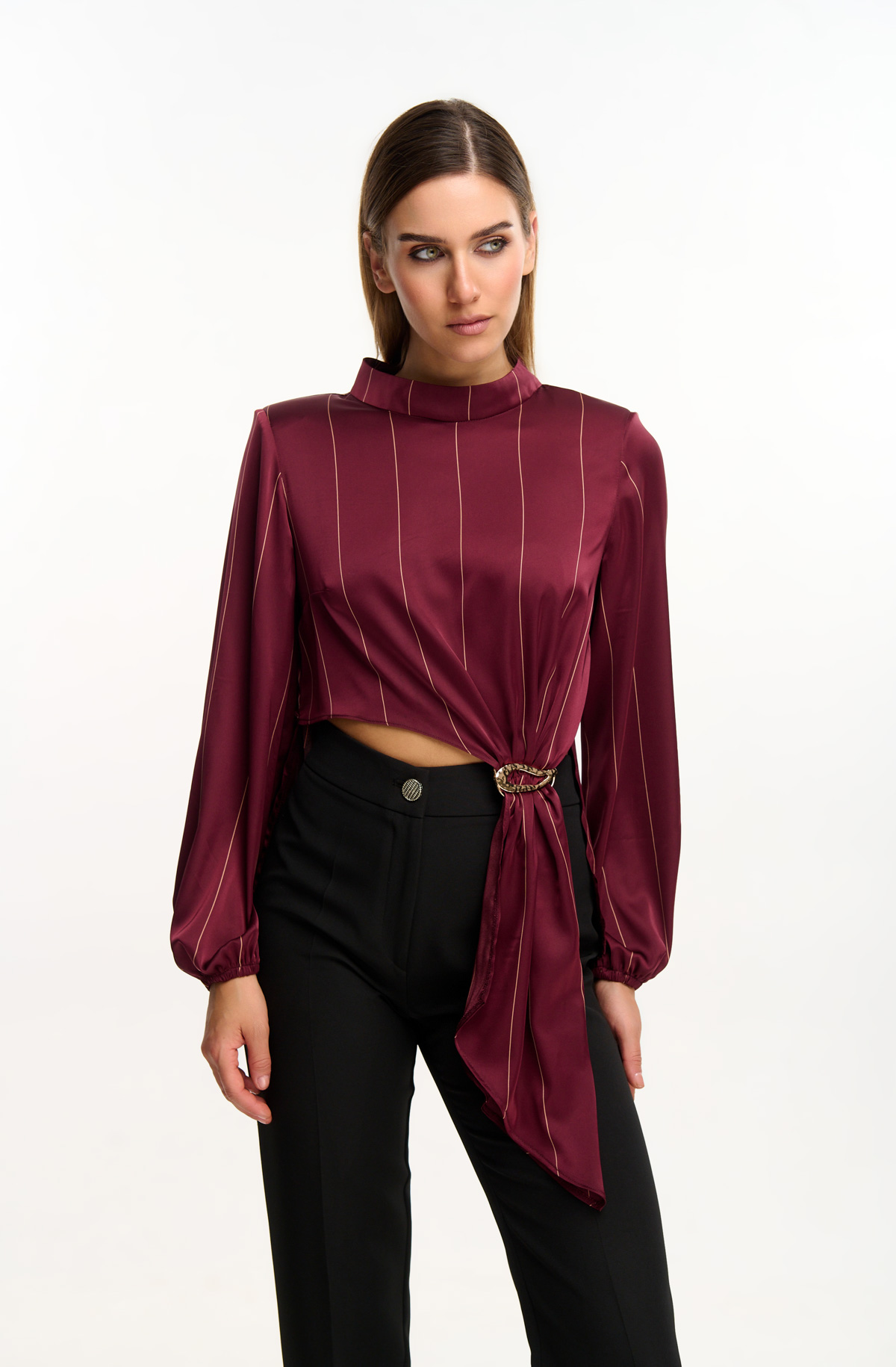 Γυναικεία μπλούζα με μανίκια και λεπτές κάθετες ρίγες