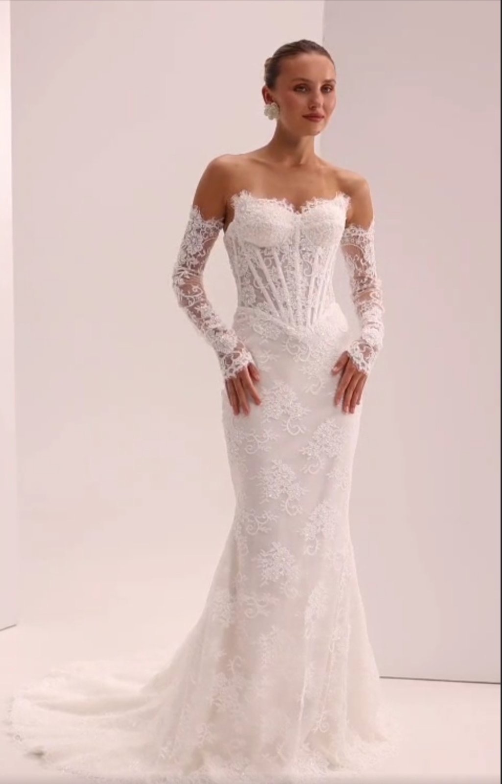 Πανέμορφο νυφικό δαντέλας με μακριά μανίκια