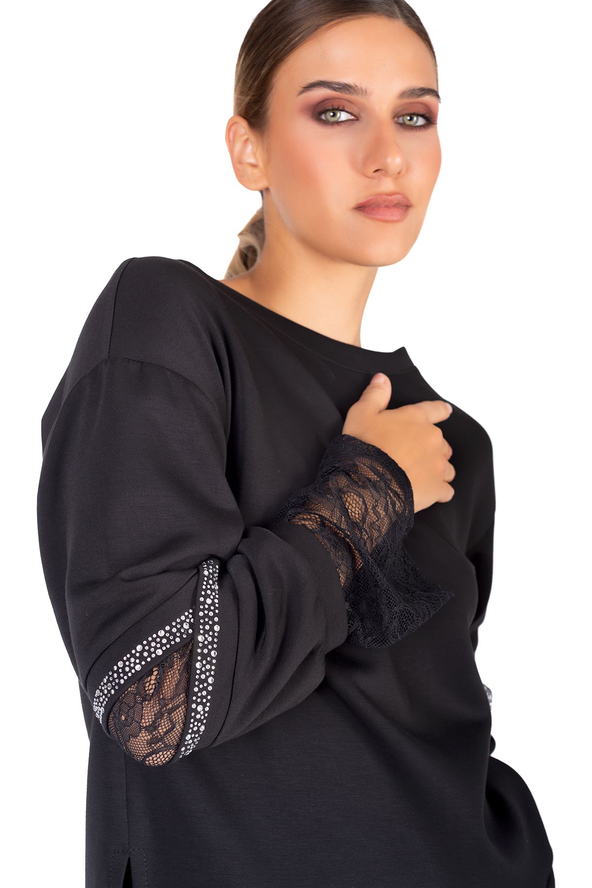 Μαύρη γυναικεία μπλούζα με δαντέλα και strass στα μανίκια