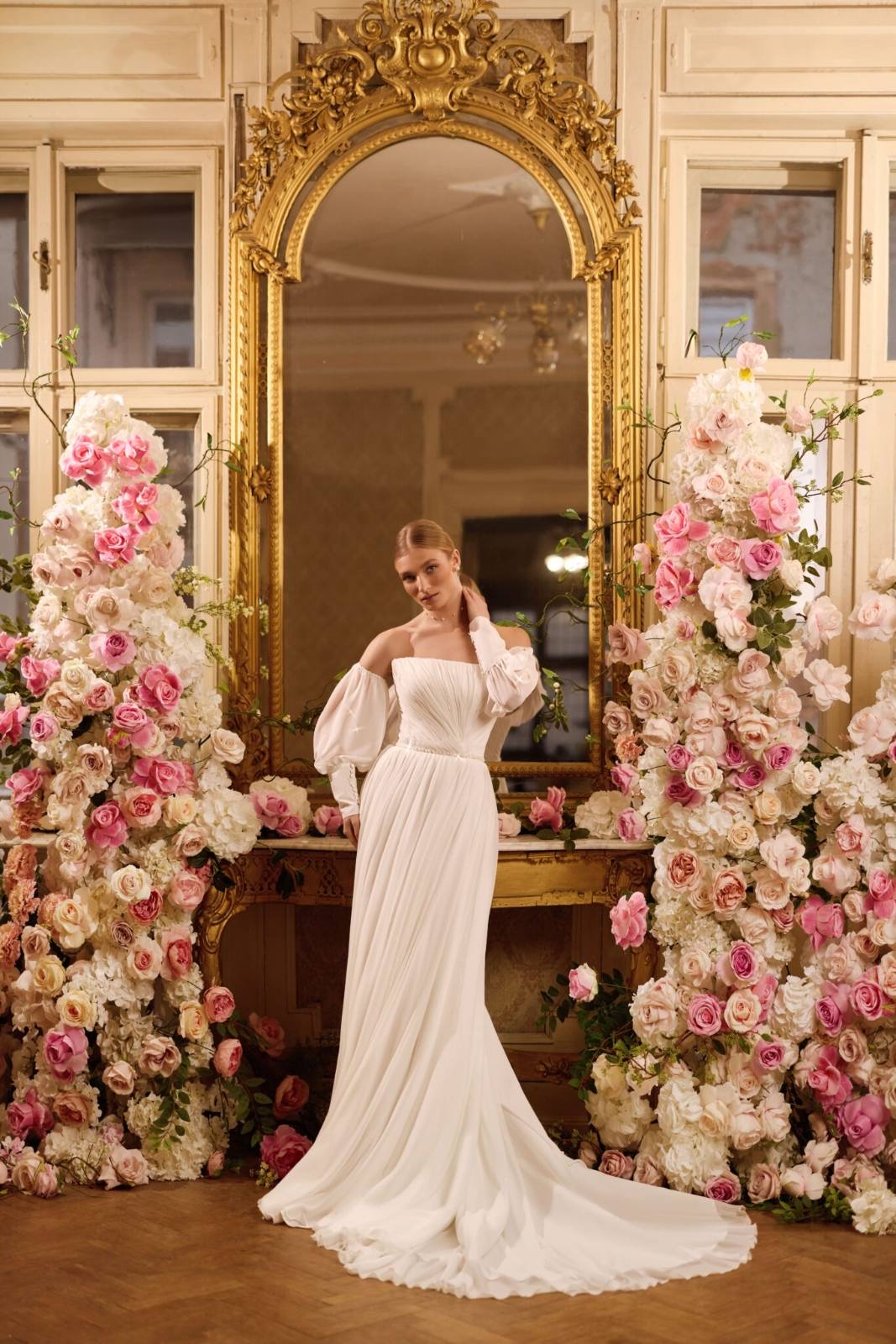 Ρομαντικό νυφικό με Φουσκωτά Μανίκια και Αέρινη Ουρά