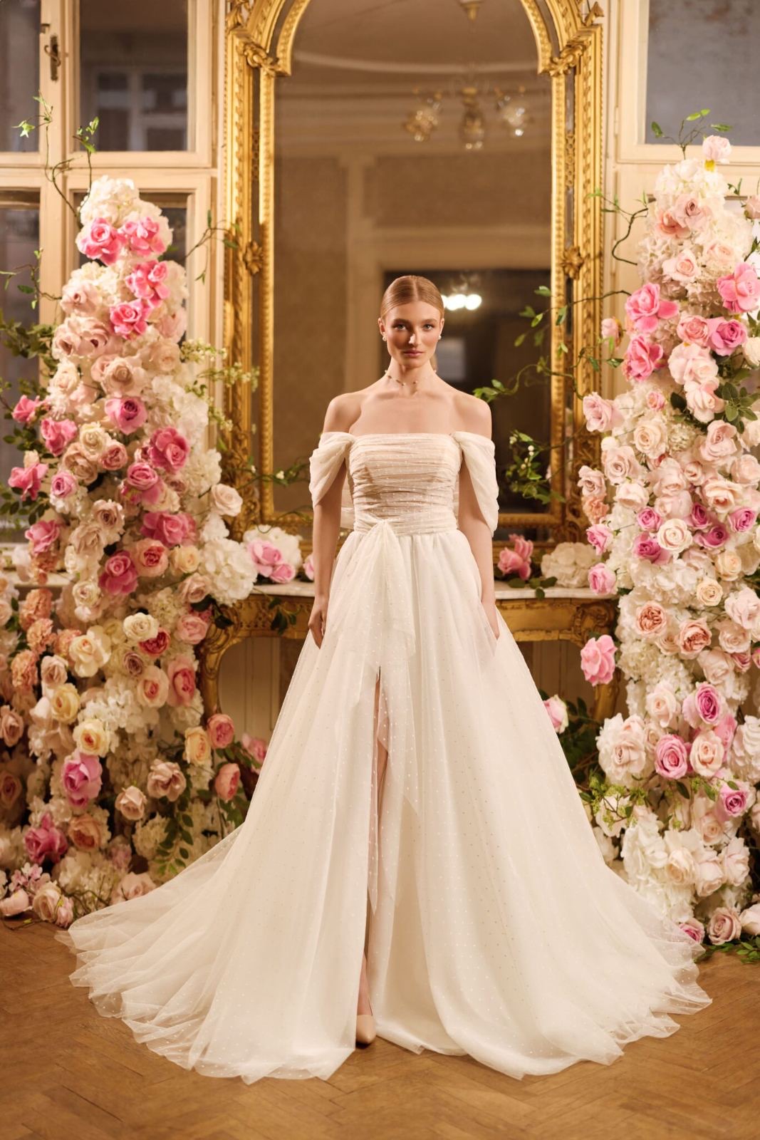 Αέρινο Τούλινο Νυφικό Φόρεμα με Ρομαντική Ουρά & Δαντελένιο Μπούστο