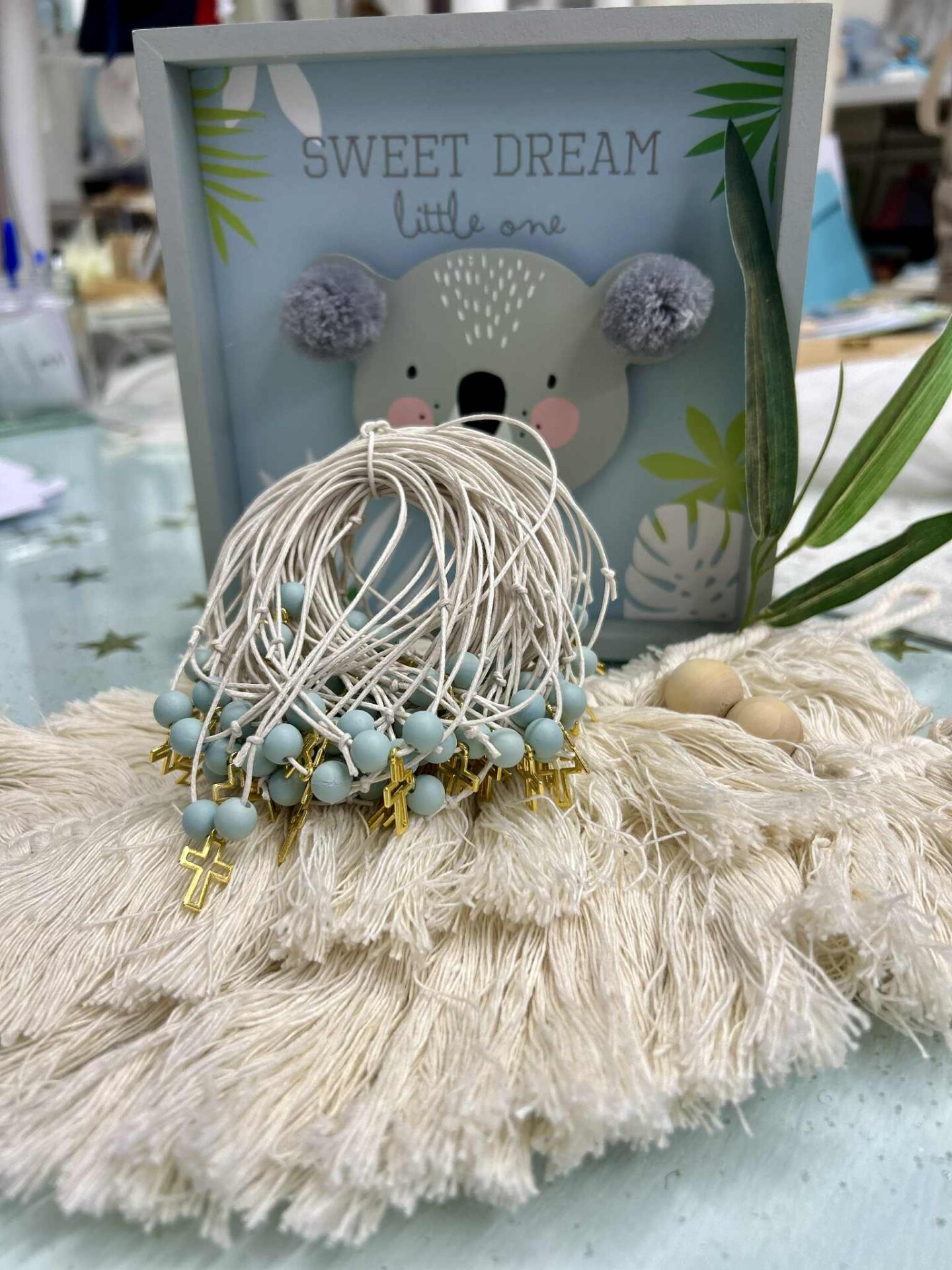 Μαρτυρικά βραχιολάκια για βάπτιση με χρυσό σταυρό και χάντρες