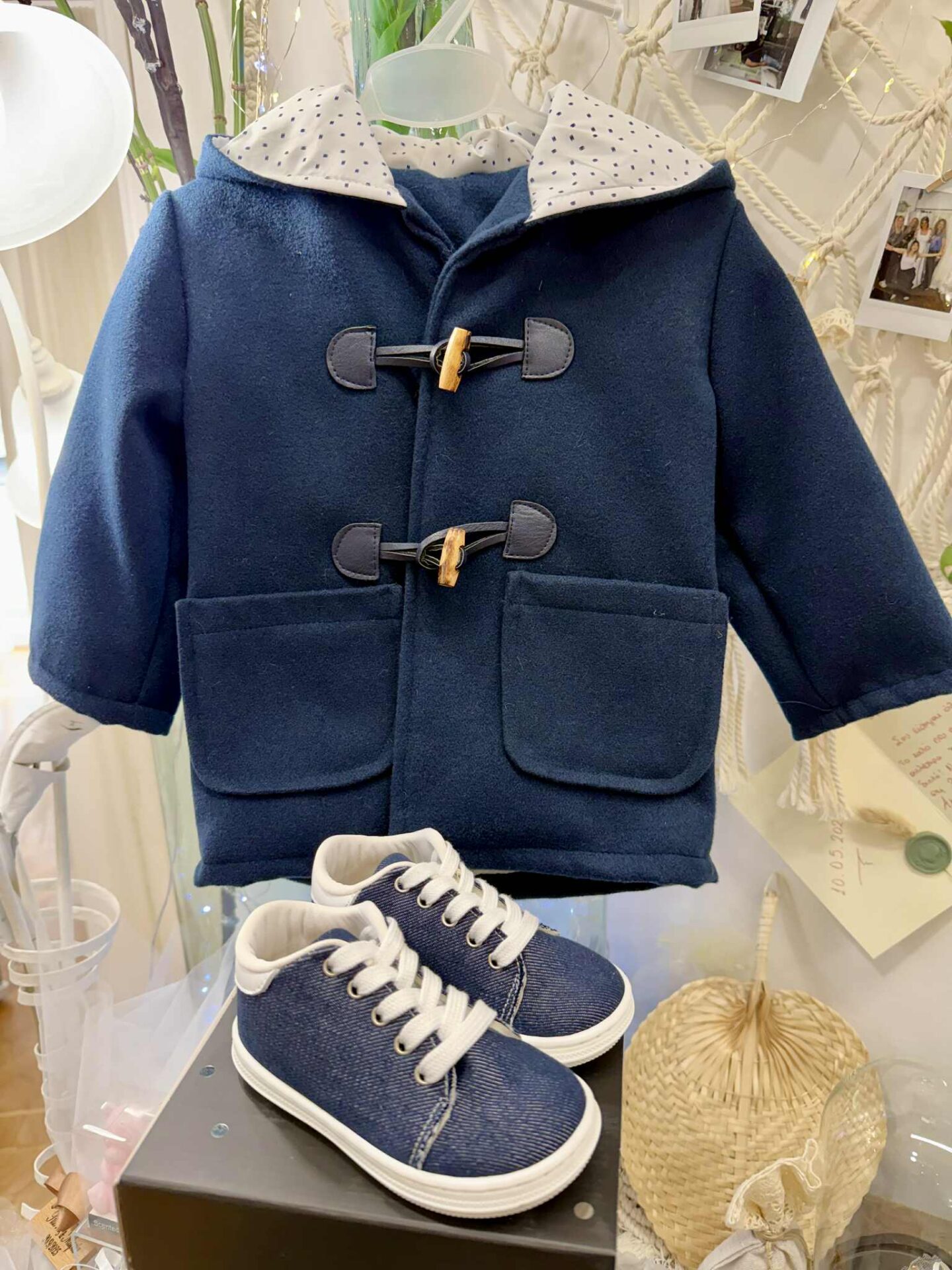 Παλτό τύπου μοντγκόμερι και παπουτσάκια babywalker