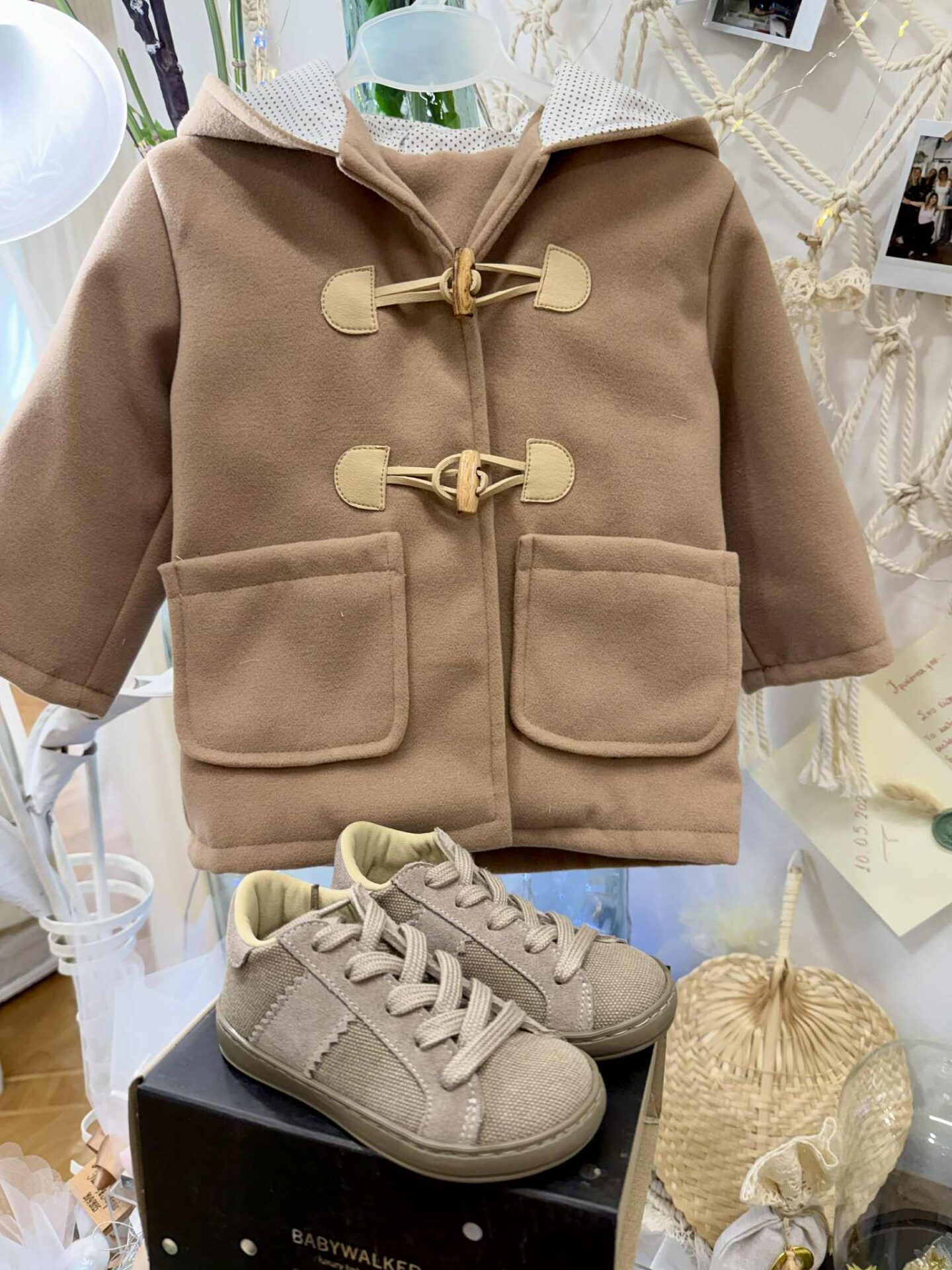 Παλτό τύπου μοντγκόμερι και παπουτσάκια babywalker